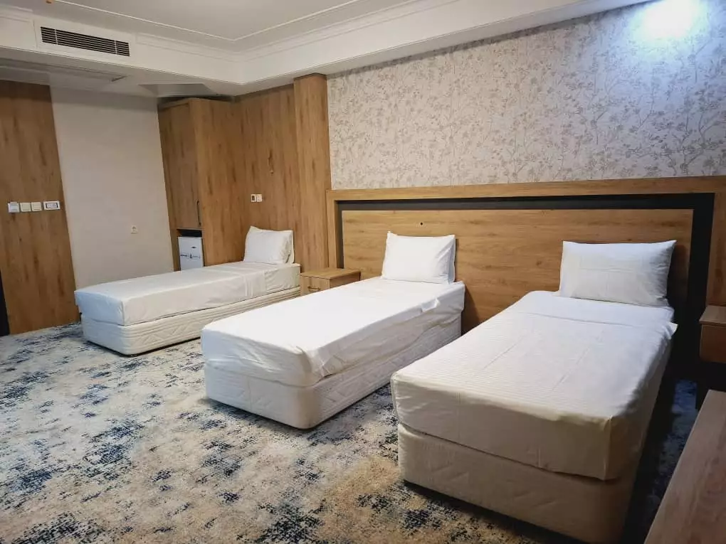 Alibaba https://cdn.alibaba.ir/ostorage/hotel-accommodation-images/6908c6e642794e78685ec02c_سه تخته سینگل.webp